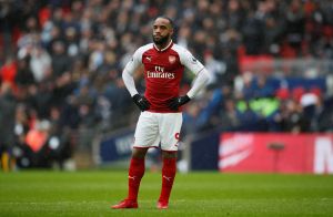 Αρθροσκόπηση και τουλάχιστον ένα μήνα έξω ο Λακαζέτ