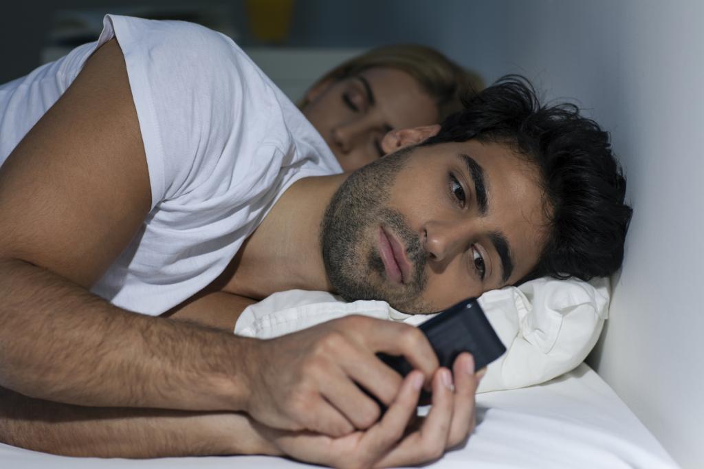 Το 53% των Ελλήνων πάει στο κρεβάτι με το κινητό