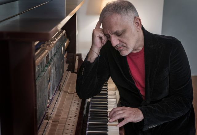 «Εκλαιγα με μαύρο δάκρυ στο “Σαν απόκληρος γυρίζω”!»