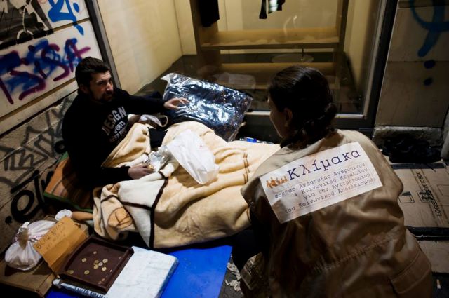 Οδός αστέγων η Σταδίου – Εικόνες εξαθλίωσης στο κέντρο της Αθήνας