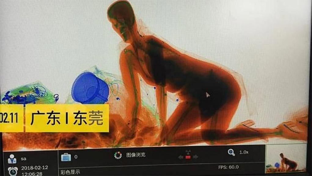 Κινέζα «μπήκε» στο μηχάνημα ελέγχου αποσκευών μαζί με την τσάντα της (βίντεο)