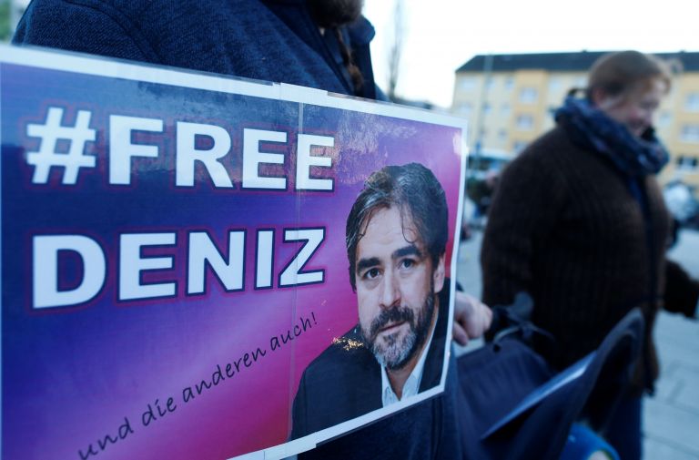 Απελευθερώθηκε ο δημοσιογράφος Ντενίζ Γιουτζέλ | tanea.gr