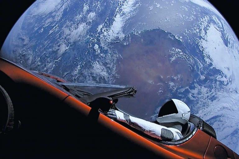 Το διαστημικό αυτοκίνητο ίσως πέσει στη Γη σε ένα εκατ. χρόνια | tanea.gr