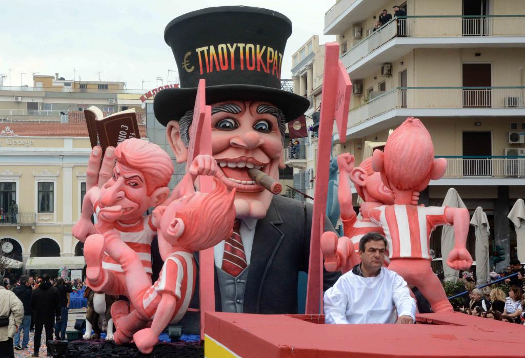 Πάτρα: Ο βασιλιάς καρνάβαλος «παραδόθηκε» στις φλόγες