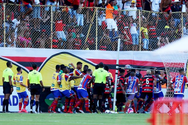 Αγώνας ποδοσφαίρου μετατράπηκε σε αγώνα… ξύλου