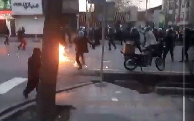 Ιράν: Τρεις αστυνομικοί νεκροί σε συγκρούσεις με σουφιστές | tanea.gr