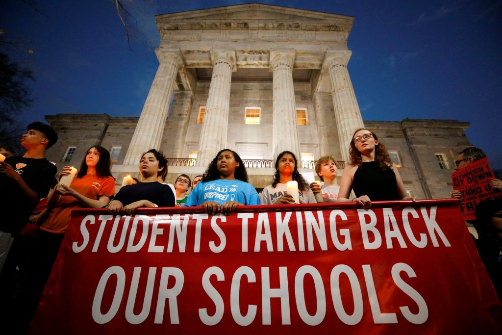 ΗΠΑ: Μαθητές και γονείς ζητούν την απαγόρευση οπλοκατοχής