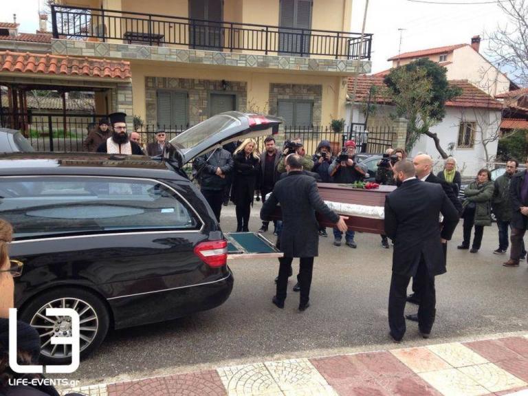Θρήνος στην κηδεία της δημοσιογράφου Καρολίνας Κάλφα | tanea.gr