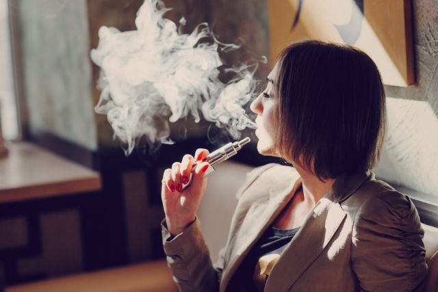 Εκτός από το κάπνισμα βλάπτει και το άτμισμα | tanea.gr