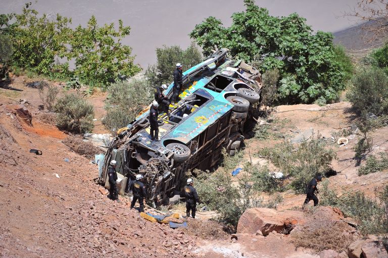 Περού: Λεωφορείο έπεσε σε φαράγγι - 44 νεκροί | tanea.gr Περού: Λεωφορείο έπεσε σε φαράγγι - 44 νεκροί | tanea.gr
