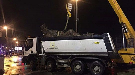 ΠΓΔΜ: Μετά τις ταμπέλες απομακρύνονται και αγάλματα