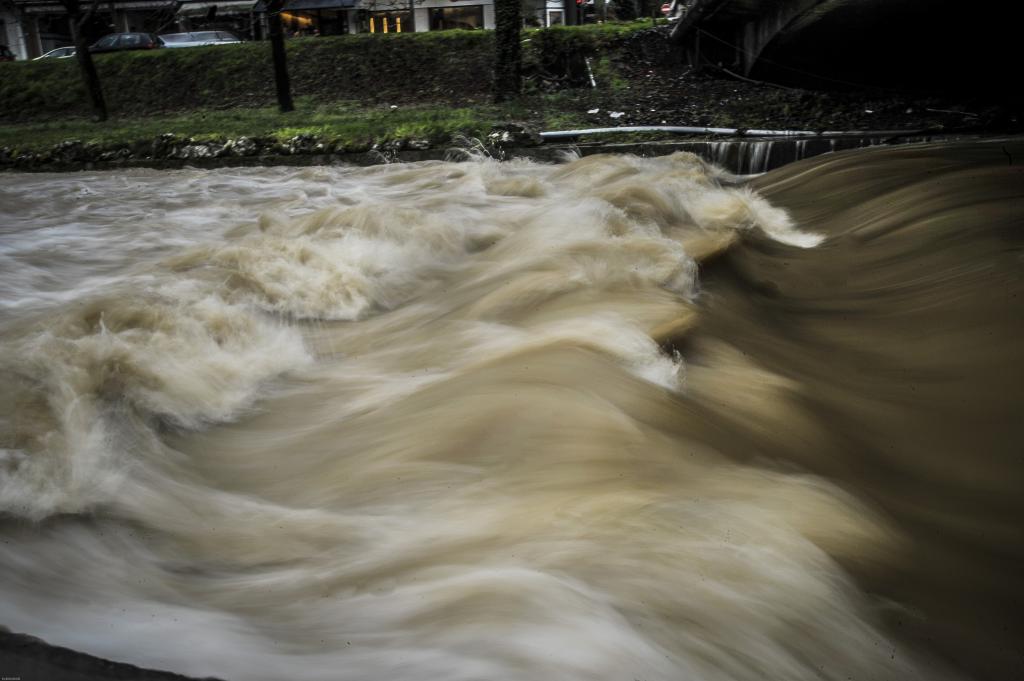 Τρίκαλα: Πλημμύρες και κατολισθήσεις – «Φούσκωσε» ο Πηνειός