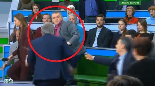 Ξύλο σε τηλεοπτική εκπομπή στη Ρωσία (Βίντεο)