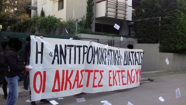 Παρέμβαση αντιεξουσιαστών έξω από το σπίτι εφέτη