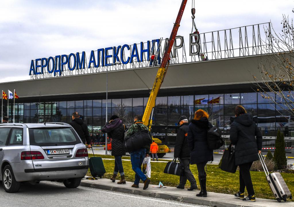 ΠΓΔΜ: Αφαιρούν τo «Μέγας Αλέξανδρος» από το αεροδρόμιο