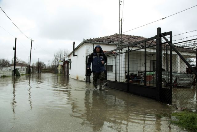 Εκκένωση σπιτιών στα Τρίκαλα λόγω κατολισθήσεων