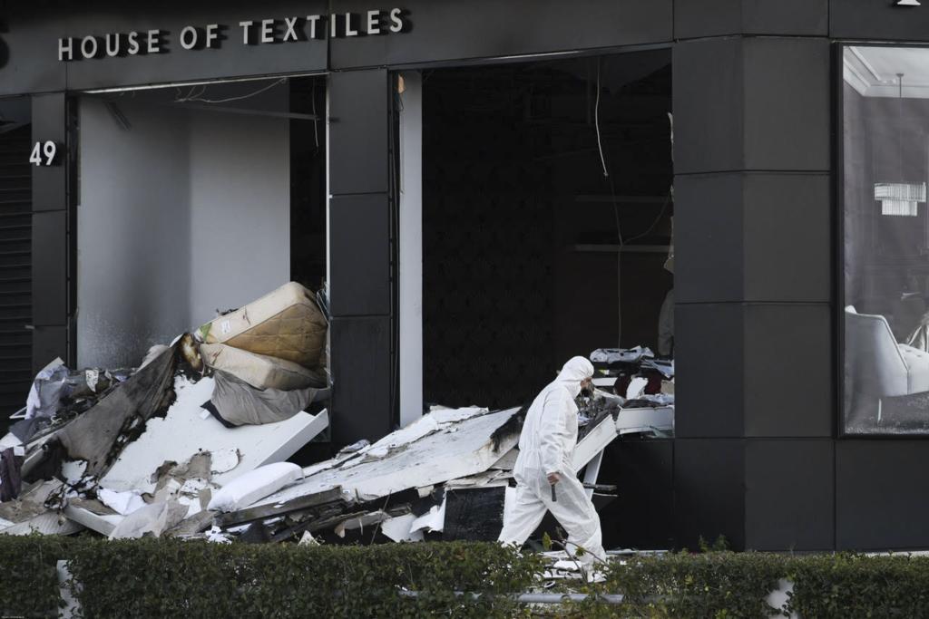 Εκρηξη διέλυσε κατάστημα στη Λεωφόρο Βουλιαγμένης