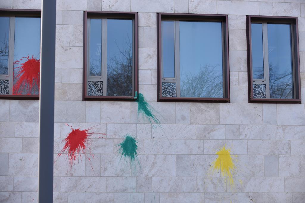 Επίθεση με μπογιές και καπνογόνα στην τουρκική πρεσβεία