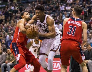 Μαγικός Αντετοκούνμπο με double double στην ήττα των Μπακς