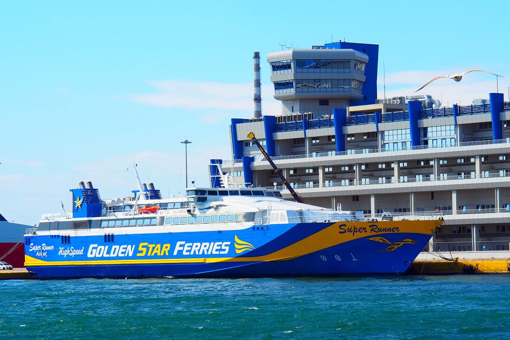 Εφοπλιστής σε απεργία πείνας έξω από το υπ. Ναυτιλίας