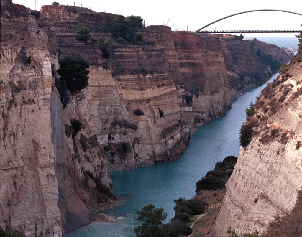 Απίστευτες εικόνες: Εκλεισε ο Ισθμός από κατολίσθηση (βίντεο)