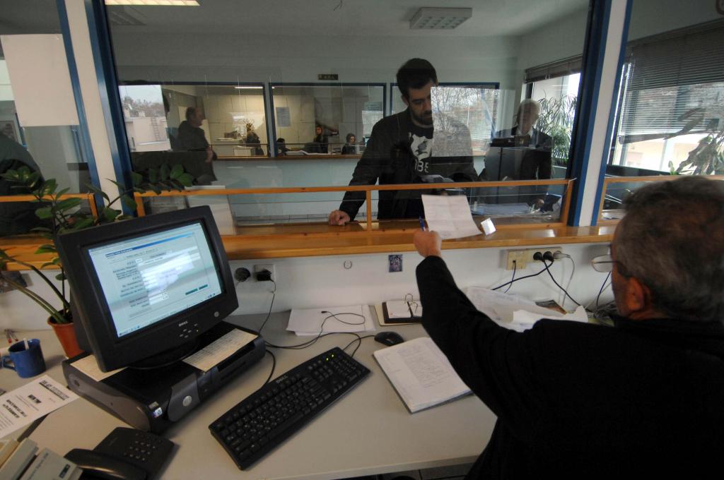 «Ψαλίδι» στους μισθούς για 90 χιλιάδες δημοσίους υπαλλήλους