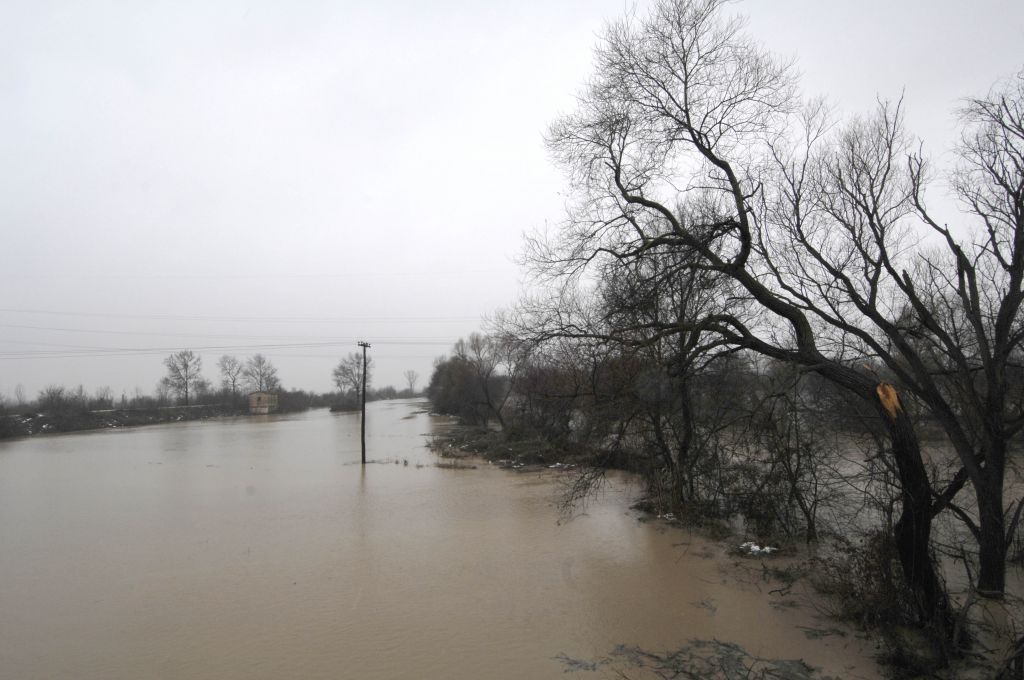 Λάρισα: «Φούσκωσε» επικίνδυνα ο Πηνειός