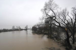 Λάρισα: «Φούσκωσε» επικίνδυνα ο Πηνειός
