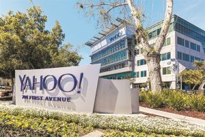 Η σκυτάλη των απολύσεων στη Yahoo