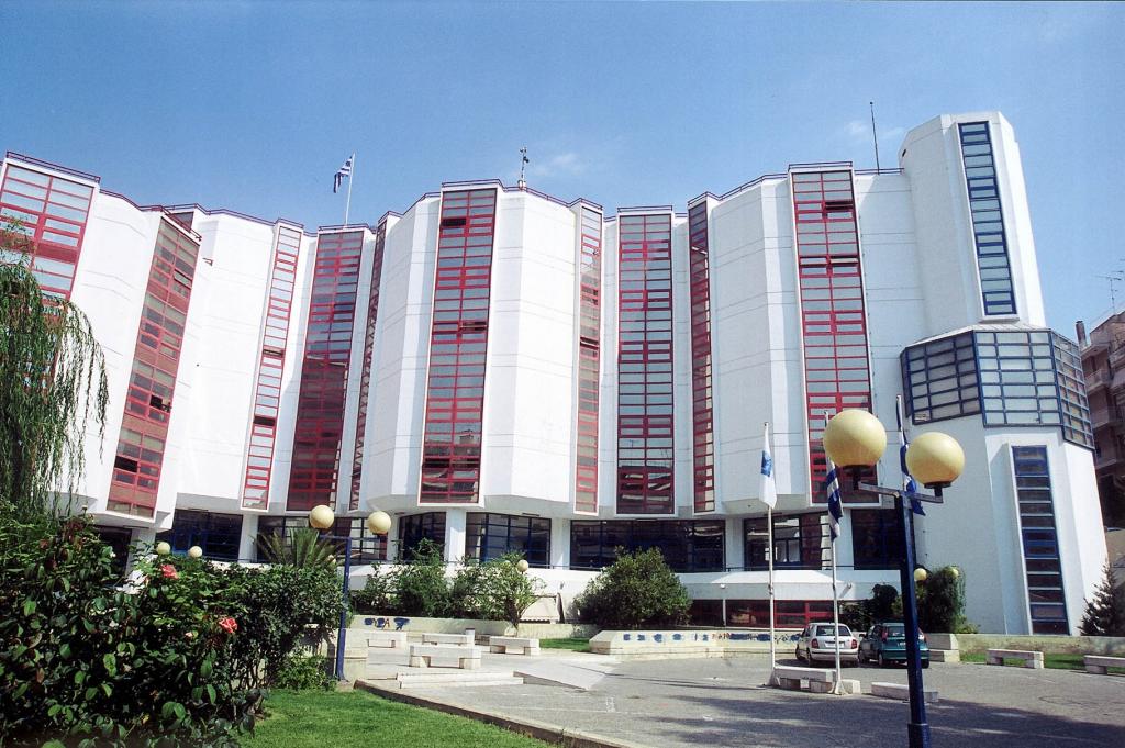 Κουκουλοφόροι περιέλουσαν με μπογιές καθηγήτρια στο Πανεπιστήμιο Πειραιά