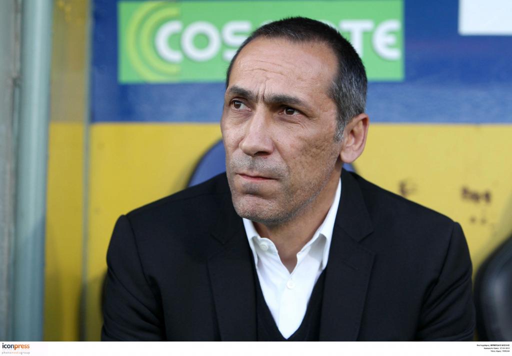 Ο Δώνης δέχεται ποτήρι στο κεφάλι και σωριάζεται στο έδαφος (βίντεο)