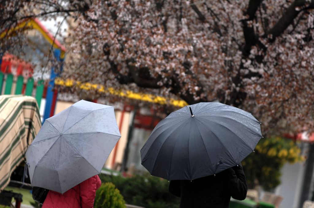 Τρελό καιρικό «κοκτέιλ»: Βροχές, καταιγίδες, 9 μποφόρ και… χιόνια έως την Τετάρτη