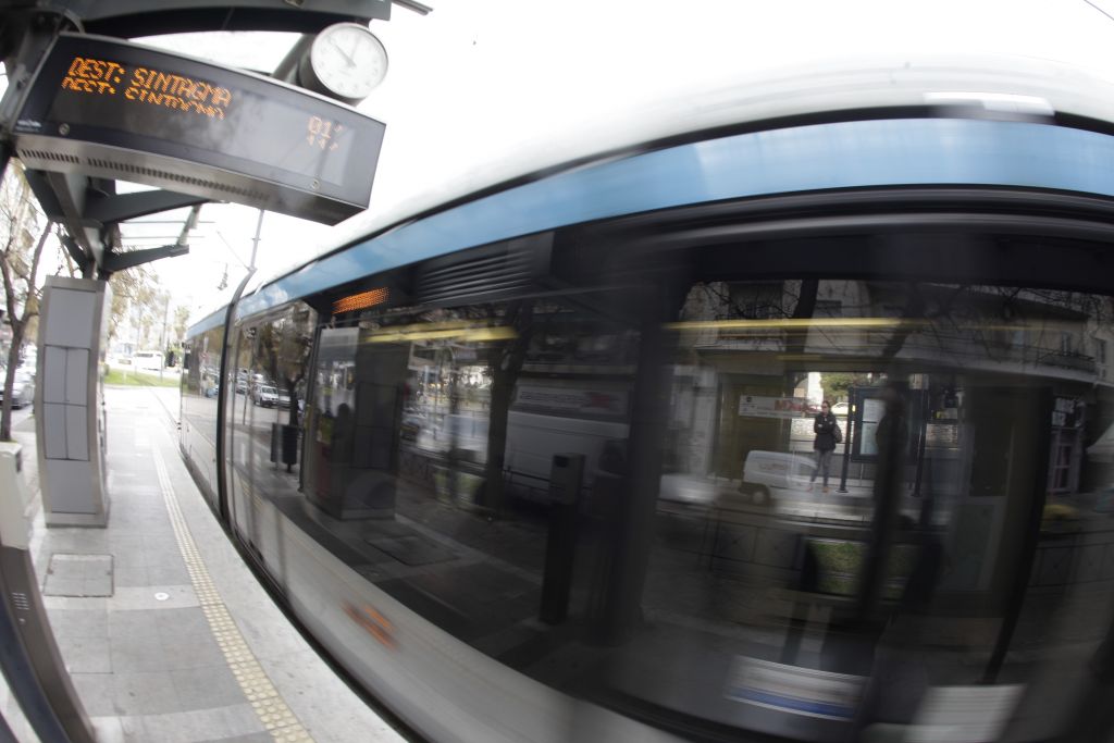 Σύγκρουση τραμ με λεωφορείο στο Νέο Κόσμο