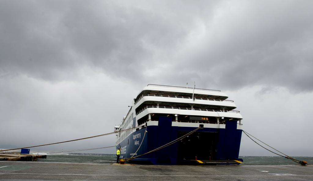 Προβλήματα στα ακτοπλοϊκά δρομολόγια: Δεμένα τα καράβια στον Πειραιά