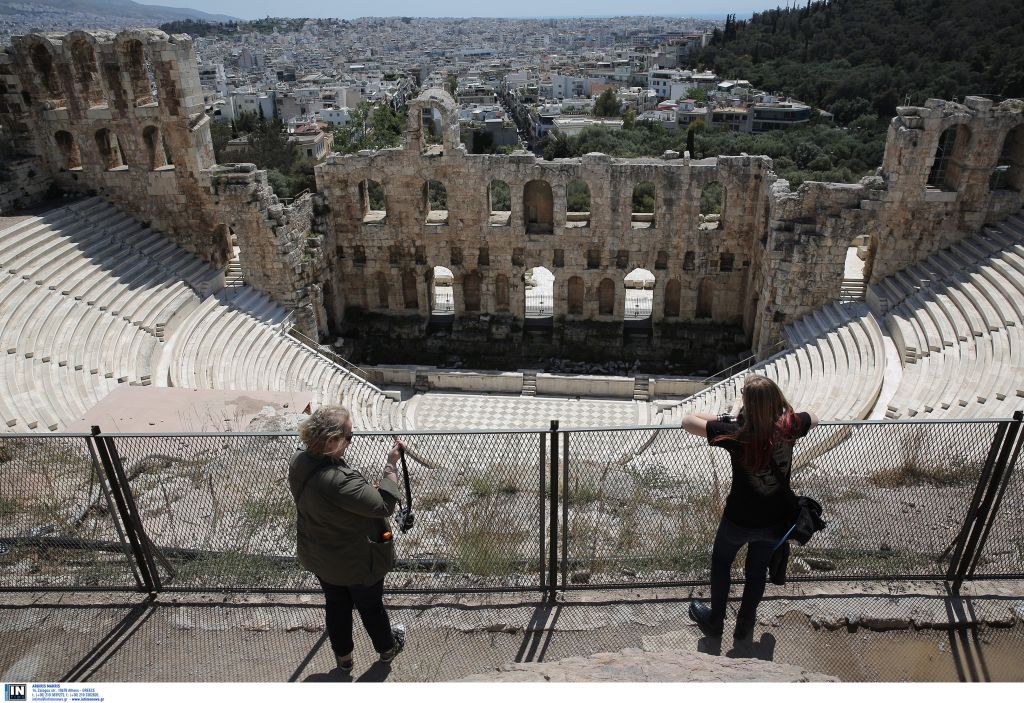 ΚΑΣ: Εγκριση για επίδειξη μόδας του Κωστέτσου μπροστά από το Ηρώδειο