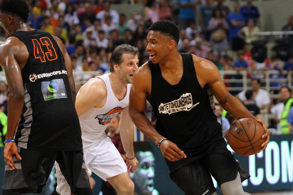 Αντετοκούμπο: Πουλούσα CD και γυαλιά για να συντηρήσω την οικογένειά μου (βίντεο)