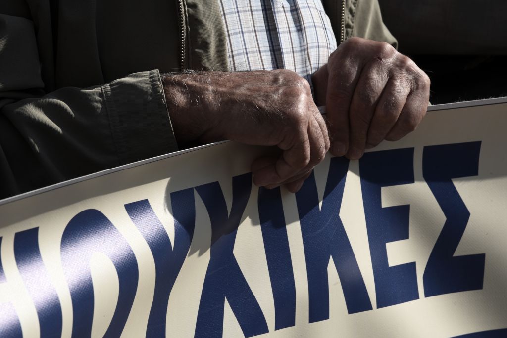 «Ψαλίδι» 60% στις συντάξεις όσων απασχολούνται