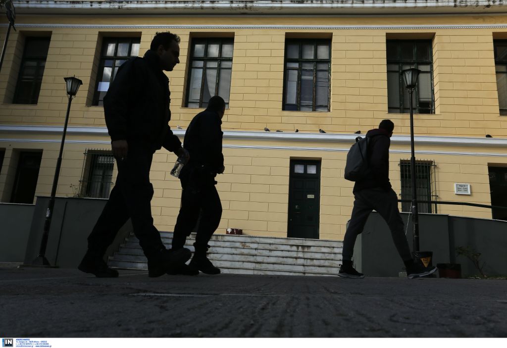 Σε δίκη 12 μέλη του Ρουβίκωνα