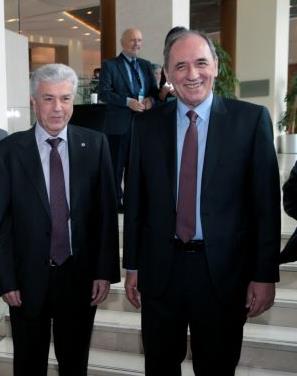 Αντικαταστάτης (εκ των έσω) για τον Φραγκίσκο