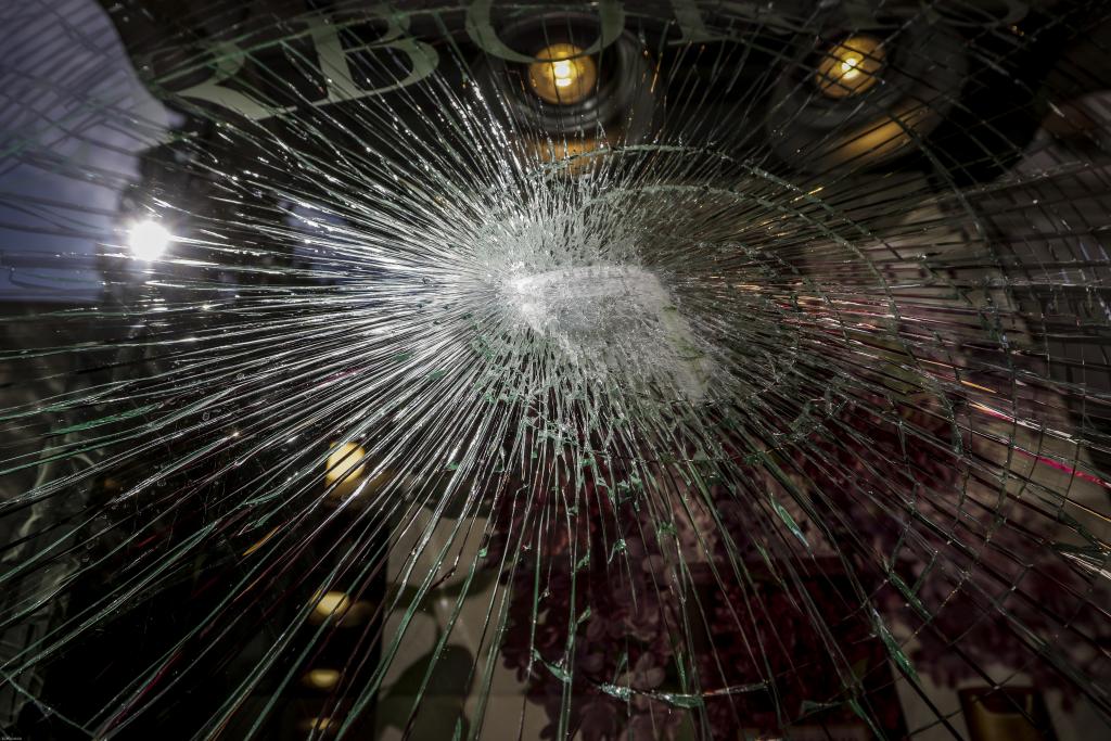 Γυαλιά-καρφιά καταστήματα και στην Πατησίων (βίντεο)