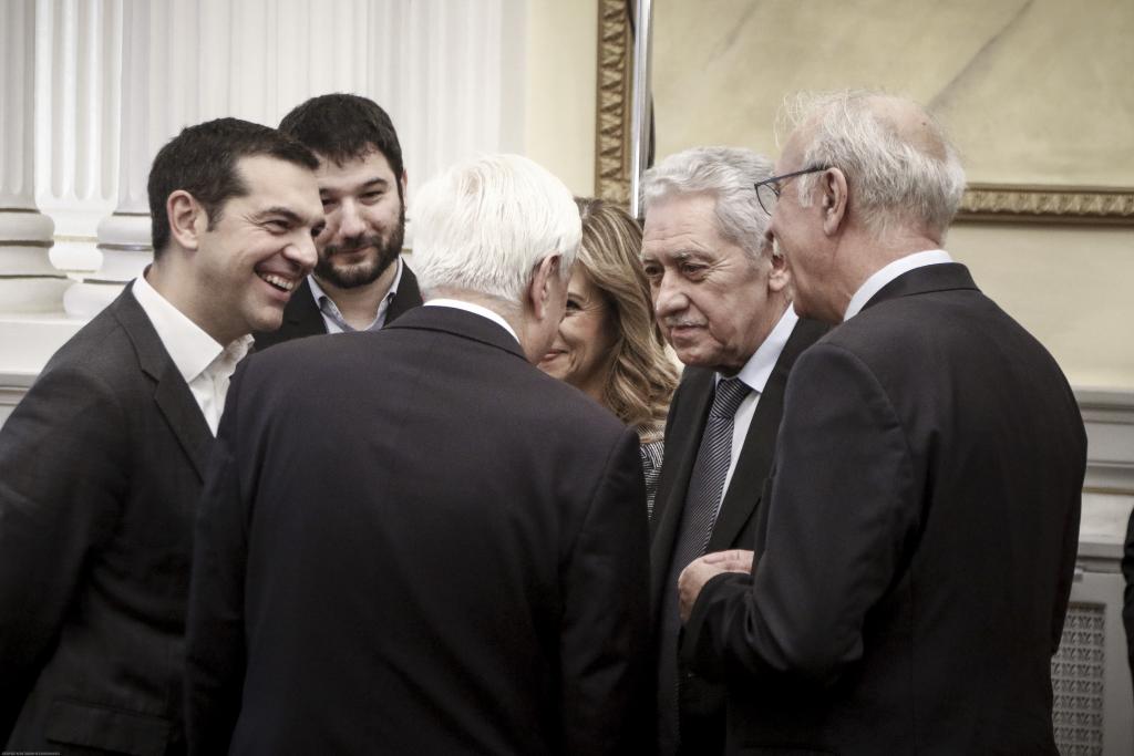 Το παρασκήνιο της ορκωμοσίας: Τα χαμόγελα, οι αμίλητοι, τα φιλικά χαστούκια