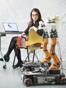 Εξυπνο» ρομπότ-ξυλουργός φτιάχνει έπιπλα κατά παραγγελία