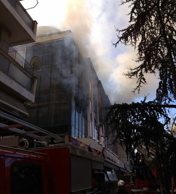 Λάρισα: Υπό μερικό έλεγχο η πυρκαγιά στο κτίριο της Β’ ΔΟΥ (βίντεο)
