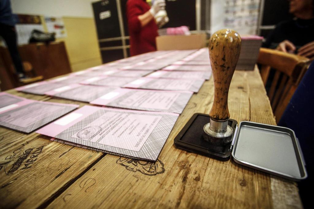 Στις κάλπες οι Ιταλοί για τις κρίσιμες βουλευτικές εκλογές