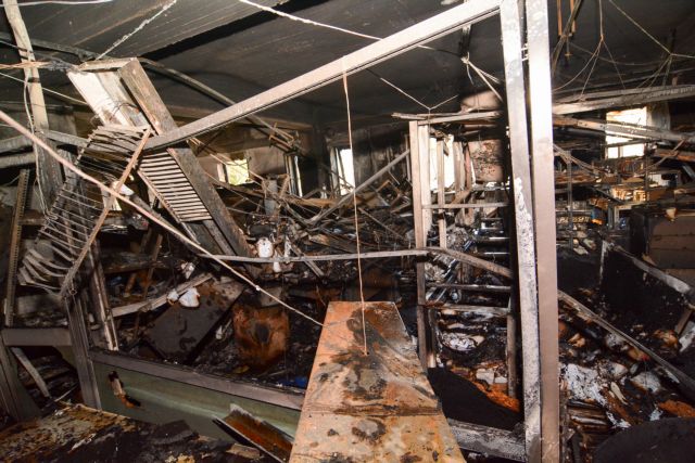 Στάχτη έγινε εφορία στη Λάρισα (Βίντεο)