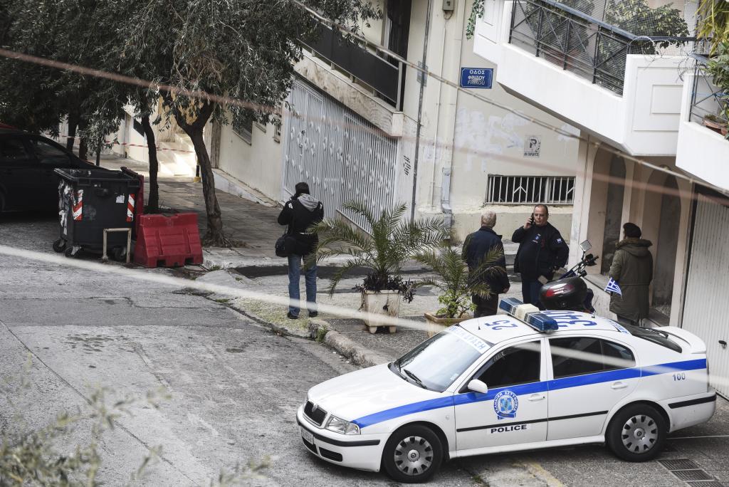 Βρέθηκαν χειροβομβίδες έξω από πολυκατοικία στο Παγκράτι