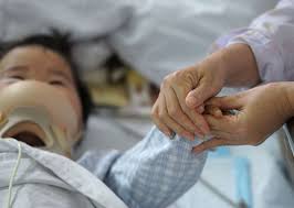 Σε κώμα τροχονόμος που έσωσε 3χρονη καθώς έπεφτε από τον 5ο