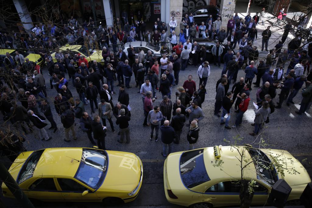 Ενταση στη συγκέντρωση οδηγών ταξί στο κέντρο της Αθήνας