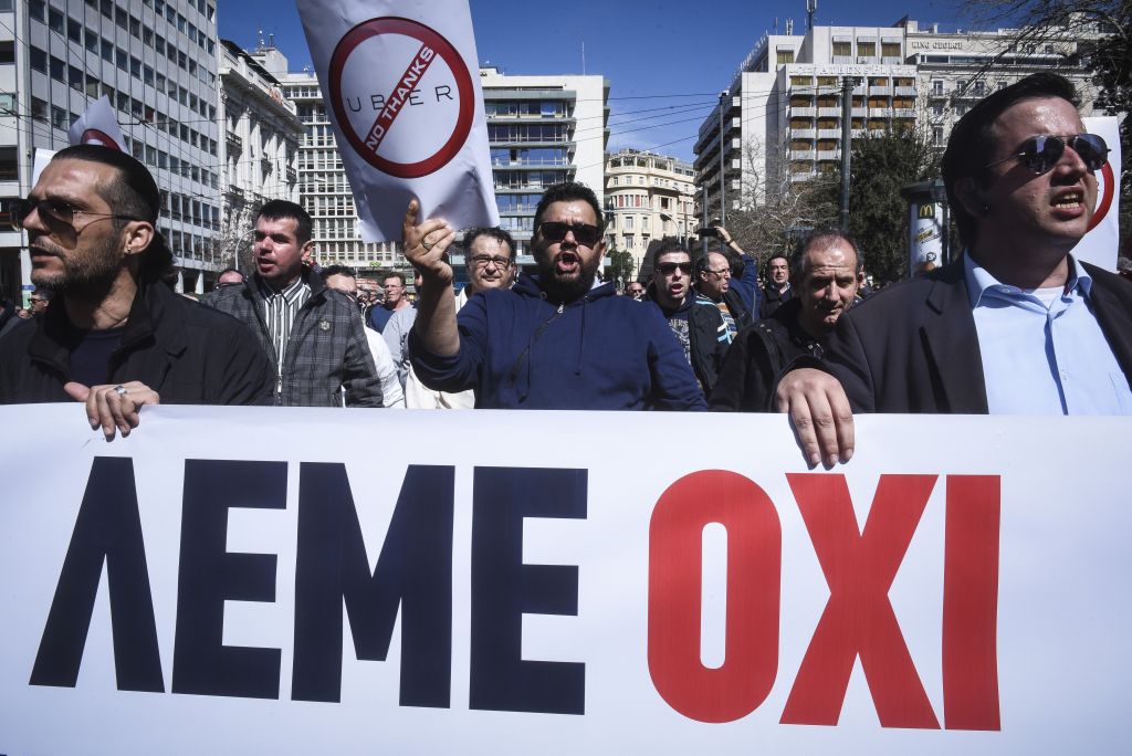 Τι κρύβει ο «κίτρινος» πόλεμος των ταξιτζήδων με την Uber