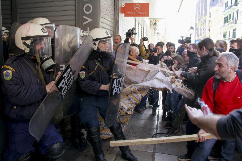 Τρεις τραυματίες από τα επεισόδια σε συμβολαιογραφείο